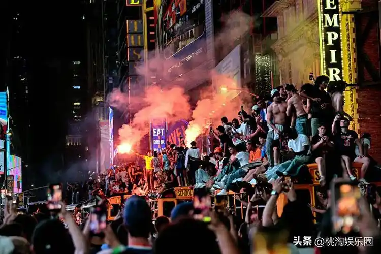 纽约足球梦：世界杯与百万球迷的冠军游行狂想曲
